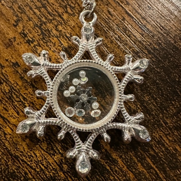 Snowflake Neclace - Picture 2 of 5